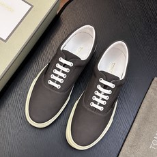 TOM FORD Cambridge 牛皮低帮运动鞋 本款运动鞋采用进口反绒小牛皮、对比边饰、圆头、正面系带、橡胶平底、 TOM FORD Cambridge 牛皮低帮运动鞋 本款运动鞋采用进口反绒小牛皮、对比边饰、圆头、正面系带、橡胶平底、