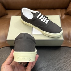 TOM FORD Cambridge 牛皮低帮运动鞋 本款运动鞋采用进口反绒小牛皮、对比边饰、圆头、正面系带、橡胶平底、 TOM FORD Cambridge 牛皮低帮运动鞋 本款运动鞋采用进口反绒小牛皮、对比边饰、圆头、正面系带、橡胶平底、