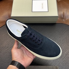 TOM FORD Cambridge 牛皮低帮运动鞋 本款运动鞋采用进口反绒小牛皮、对比边饰、圆头、正面系带、橡胶平底、 TOM FORD Cambridge 牛皮低帮运动鞋 本款运动鞋采用进口反绒小牛皮、对比边饰、圆头、正面系带、橡胶平底、