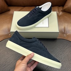 TOM FORD Cambridge 牛皮低帮运动鞋 本款运动鞋采用进口反绒小牛皮、对比边饰、圆头、正面系带、橡胶平底、 TOM FORD Cambridge 牛皮低帮运动鞋 本款运动鞋采用进口反绒小牛皮、对比边饰、圆头、正面系带、橡胶平底、
