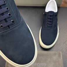 TOM FORD Cambridge 牛皮低帮运动鞋 本款运动鞋采用进口反绒小牛皮、对比边饰、圆头、正面系带、橡胶平底、 TOM FORD Cambridge 牛皮低帮运动鞋 本款运动鞋采用进口反绒小牛皮、对比边饰、圆头、正面系带、橡胶平底、