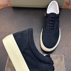 TOM FORD Cambridge 牛皮低帮运动鞋 本款运动鞋采用进口反绒小牛皮、对比边饰、圆头、正面系带、橡胶平底、 TOM FORD Cambridge 牛皮低帮运动鞋 本款运动鞋采用进口反绒小牛皮、对比边饰、圆头、正面系带、橡胶平底、