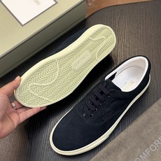 TOM FORD Cambridge 牛皮低帮运动鞋 本款运动鞋采用进口反绒小牛皮、对比边饰、圆头、正面系带、橡胶平底、 TOM FORD Cambridge 牛皮低帮运动鞋 本款运动鞋采用进口反绒小牛皮、对比边饰、圆头、正面系带、橡胶平底、