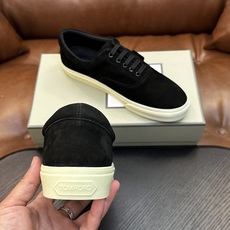 TOM FORD Cambridge 牛皮低帮运动鞋 本款运动鞋采用进口反绒小牛皮、对比边饰、圆头、正面系带、橡胶平底、 TOM FORD Cambridge 牛皮低帮运动鞋 本款运动鞋采用进口反绒小牛皮、对比边饰、圆头、正面系带、橡胶平底、