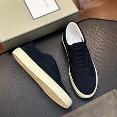 TOM FORD Cambridge 牛皮低帮运动鞋 本款运动鞋采用进口反绒小牛皮、对比边饰、圆头、正面系带、橡胶平底、 TOM FORD Cambridge 牛皮低帮运动鞋 本款运动鞋采用进口反绒小牛皮、对比边饰、圆头、正面系带、橡胶平底、