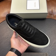 TOM FORD Cambridge 牛皮低帮运动鞋 本款运动鞋采用进口反绒小牛皮、对比边饰、圆头、正面系带、橡胶平底、 TOM FORD Cambridge 牛皮低帮运动鞋 本款运动鞋采用进口反绒小牛皮、对比边饰、圆头、正面系带、橡胶平底、