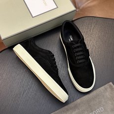 TOM FORD Cambridge 牛皮低帮运动鞋 本款运动鞋采用进口反绒小牛皮、对比边饰、圆头、正面系带、橡胶平底、 TOM FORD Cambridge 牛皮低帮运动鞋 本款运动鞋采用进口反绒小牛皮、对比边饰、圆头、正面系带、橡胶平底、
