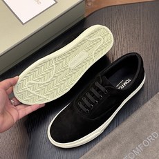 TOM FORD Cambridge 牛皮低帮运动鞋 本款运动鞋采用进口反绒小牛皮、对比边饰、圆头、正面系带、橡胶平底、 TOM FORD Cambridge 牛皮低帮运动鞋 本款运动鞋采用进口反绒小牛皮、对比边饰、圆头、正面系带、橡胶平底、