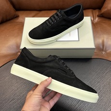 TOM FORD Cambridge 牛皮低帮运动鞋 本款运动鞋采用进口反绒小牛皮、对比边饰、圆头、正面系带、橡胶平底、 TOM FORD Cambridge 牛皮低帮运动鞋 本款运动鞋采用进口反绒小牛皮、对比边饰、圆头、正面系带、橡胶平底、