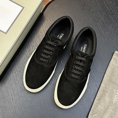 TOM FORD Cambridge 牛皮低帮运动鞋 本款运动鞋采用进口反绒小牛皮、对比边饰、圆头、正面系带、橡胶平底、 TOM FORD Cambridge 牛皮低帮运动鞋 本款运动鞋采用进口反绒小牛皮、对比边饰、圆头、正面系带、橡胶平底、