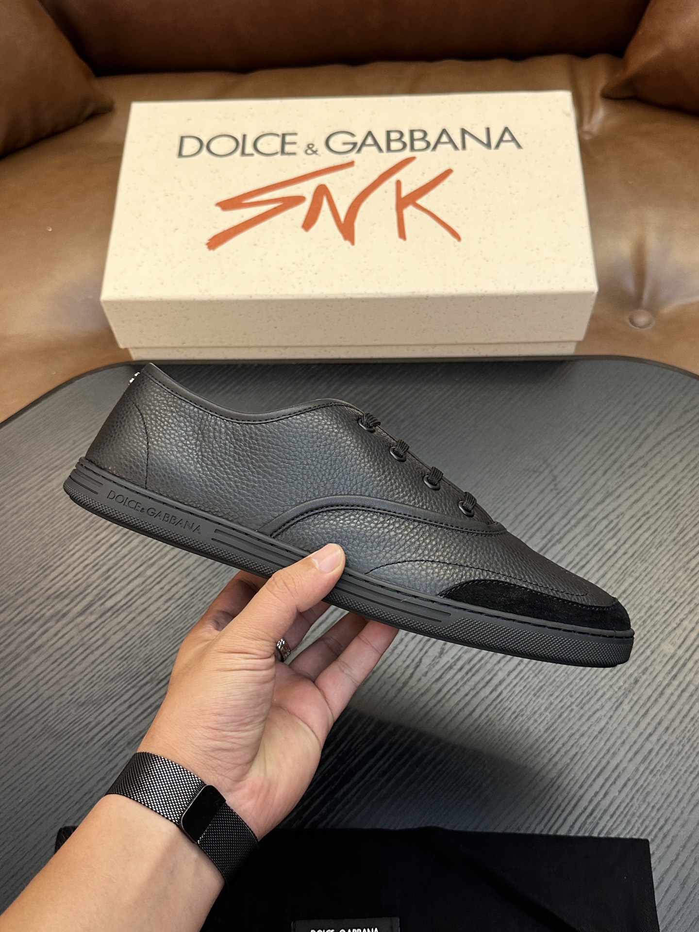 NO:889158,Dolce&Gabbana DG Cushion calfskin skate shoes｜Embellished with DG logo｜Lightweight, grippy two-tone TPU outsole adopts innovative design to provide excellent performance｜Jacquard label adds timeless style｜Original imported cowhide｜Multiple material splicing design｜Imported cowhide lining Cowhide foot pads｜Original TPU two-color elastic outsole  Size39-44 (customized at 38.45.46),,Dolce&Gabbana,cowhide19860909Dolce&Gabbana DG Cushion 小牛皮滑板鞋｜点缀 DG 徽标｜轻便、抓地力强的TPU双色外底采用创新设计 提供卓越性能｜提花标签则增添隽永型格｜原版进口牛皮｜多种材质拼接设计｜进口牛皮内里 牛皮垫脚｜原版TPU双色弹力大底 Size39-44（38.45.46定做）,,Dolce&Gabbana,cowhide,Men's shoes