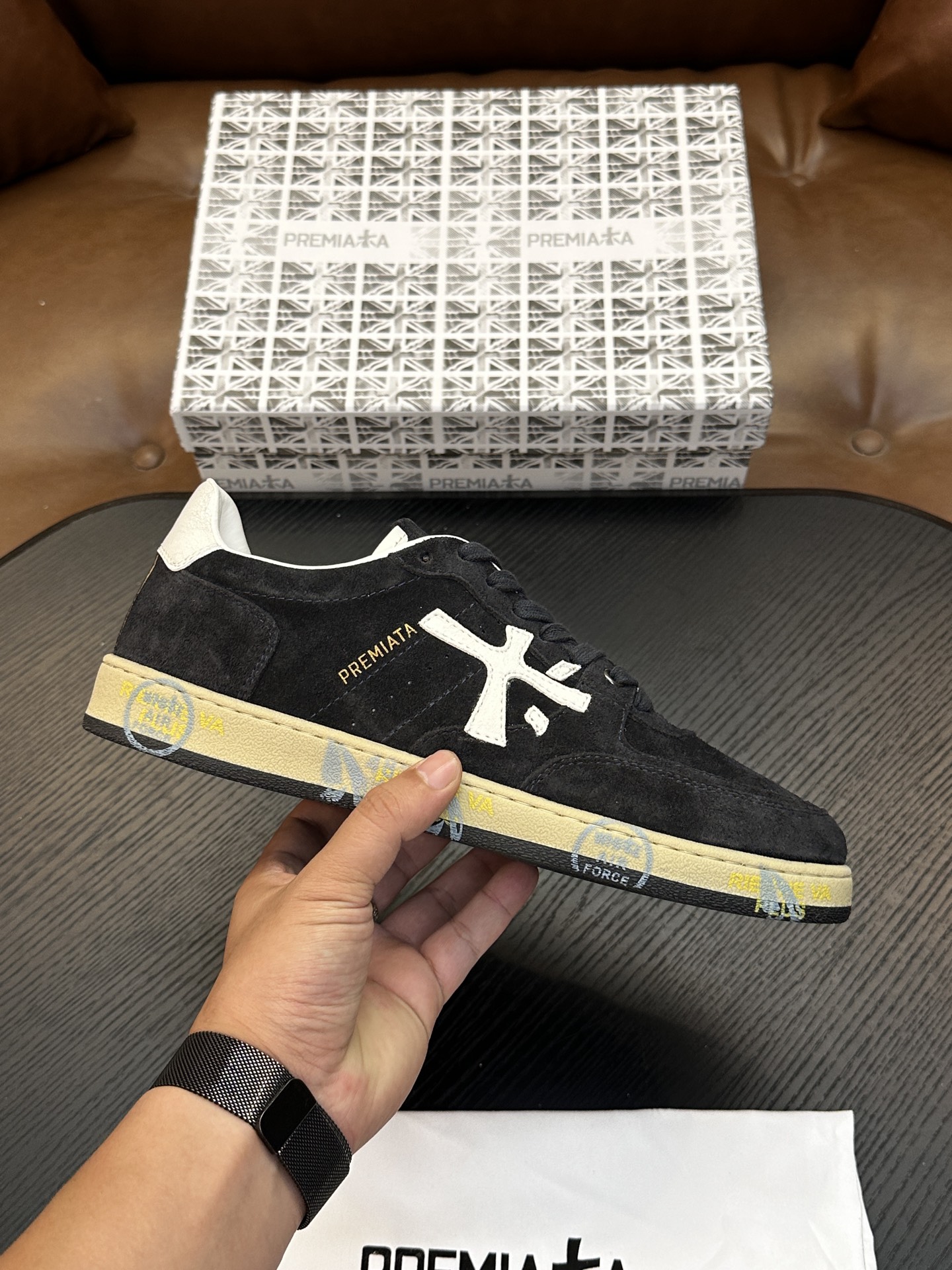 NO:889129,PREMIATA calfskin low-top sneakers. This sneaker is made of imported calfskin, contrasting trims, round toe, front lace-up, foam outsole, and insole decorated with logo. Size 39-44, customized (38, 45, 46, 47 customized),,sneakers,cowhide19860909PREMIATA普瑞米亚达 小牛皮低帮运动鞋 本款运动鞋采用进口小牛皮、对比边饰、圆头、正面系带、发泡大底、鞋垫饰有标志. 码数39-44,定（38,45,46,47定做）,,sneakers,cowhide,Men's shoes