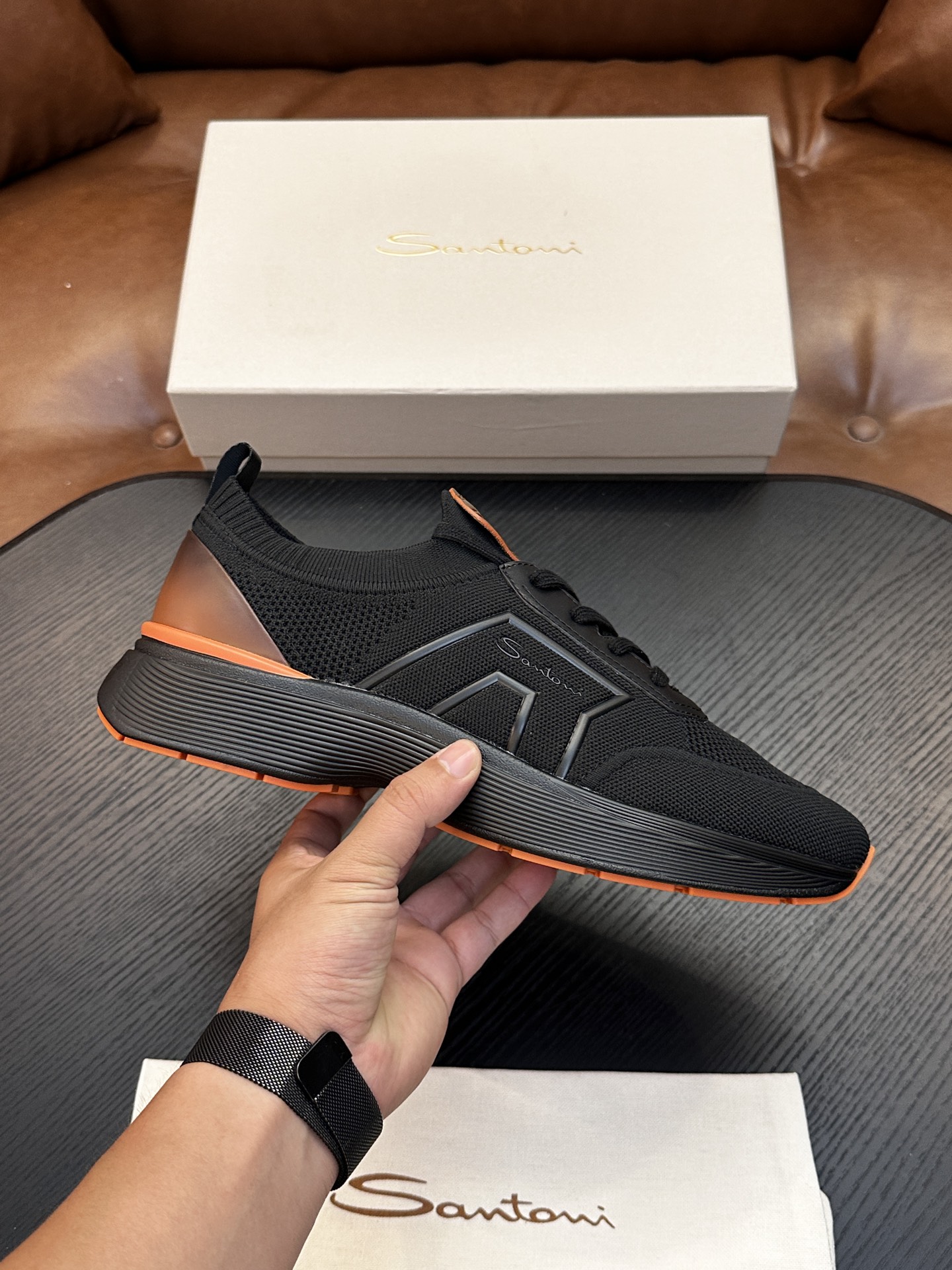 NO:889113,Santoni (Santoni) Italian men's handmade calfskin shoes are shipped!  Each pair of shoes from this Italian handmade shoe brand has a simple and classic design, which is very comfortable and versatile!  It is not accurate to describe the Italian shoe brand Santoni as 'nouveau riche'. Although it is very young, its appearance and temperament are quite sophisticated, and it can even be said that it is well versed in the ways of the world. The toe of the shoe adopts a classic two-section design concept, and all trimming parts are processed by Italian oil edge technology, giving a 360-degree vision without rough edges!  Internal and external waist without lining design!  The real-line method of glueing the empty circle around the outsole is environmentally friendly and does not open the glue!  The upper material of this shoe is made of imported grained calfskin. When you lift it from the back of the leather, you can see very clear pores!  The inside is made of calf and will not slip or fade!  The outsole is made of a combination of IP outsole and TPU backing sheet, which is light and comfortable on the foot!  The brand's special molded footbed has a layer of high-elastic foam in the middle of the insole that makes it easy to put on your feet. Exclusive private mold control, long-term availability!  Original box packaging, with shoe storage bag!  39 40 41 42 43 44,,cowhide19860909Santoni(圣东尼）意大利男士手工小牛皮鞋出货！这个意大利纯手工鞋履品牌的每一双鞋设计简洁经典,上脚非常舒适百搭！ 用“新贵”来形容意大利鞋履品牌Santoni,并不准确,尽管它很年轻,但呈现出的相貌和气质却相当老练,甚至可以说深谙世故之道. 鞋子鞋头部位采用经典的两节设计理念,切边部位全部经过意大利油边工艺处理,360度无毛边视觉！内外腰无内里设计！大底周圈空胶车真线做法,即环保又不开胶！ 此款鞋面面料采用进囗粒面摔花小牛皮,从皮料反面顶起来会看到很清晰的毛孔！内里进囗小牛里,不打滑,不掉色！大底采用ip大底加tpu底片组合成型,上脚轻便舒适！品牌专用开模脚床,鞋垫中间有一层高弹泡棉上脚轻快.独家私模可控,长期有货！原盒包装,配鞋履收纳袋！39 40 41 42 43 44,,cowhide,Men's shoes