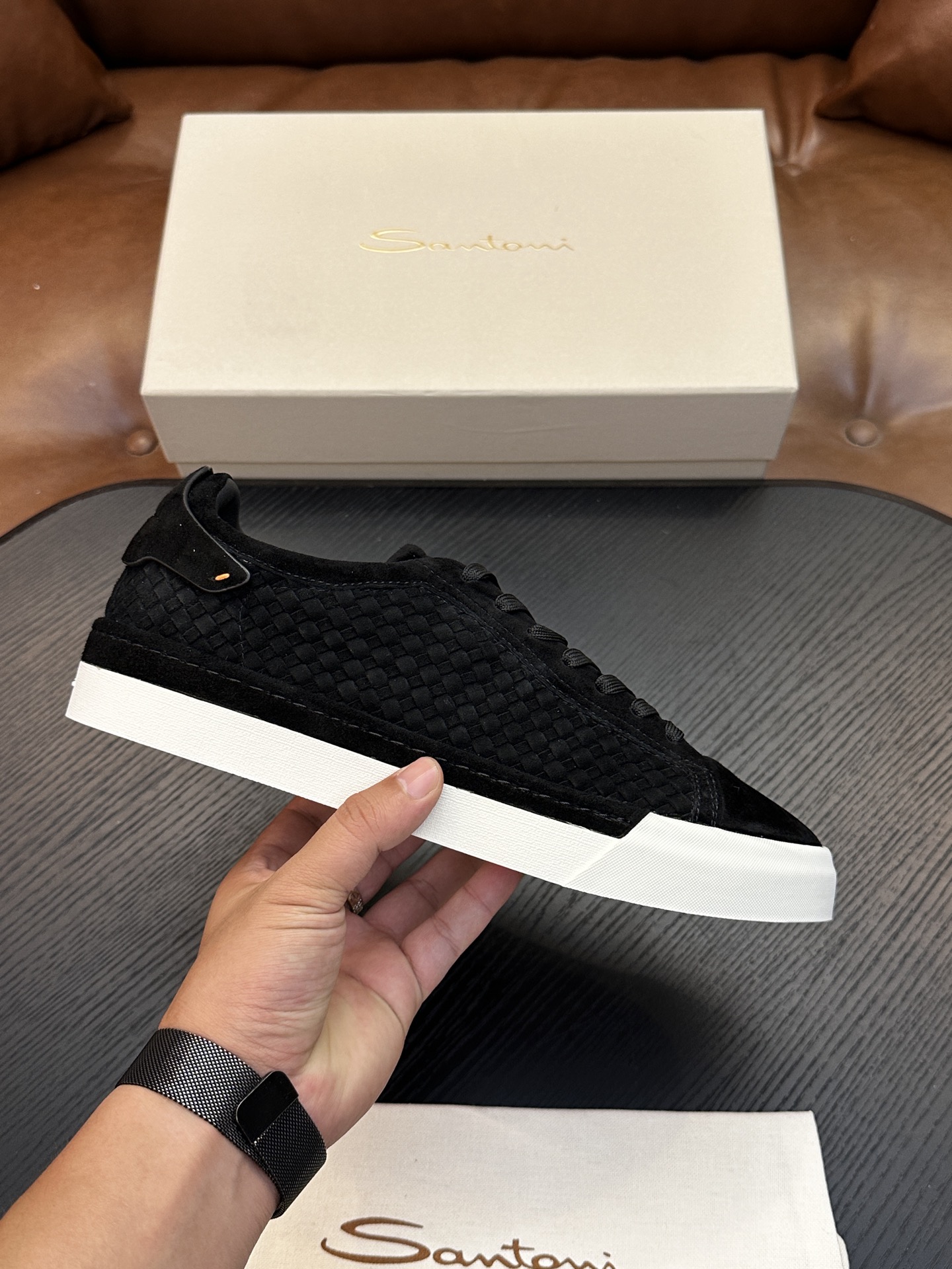 NO:889164,Santoni (Santoni) Italian men's handmade calfskin shoes are shipped!  Each pair of shoes from this Italian handmade shoe brand has a simple and classic design, which is very comfortable and versatile!  It is not accurate to describe the Italian shoe brand Santoni as 'nouveau riche'. Although it is very young, its appearance and temperament are quite sophisticated, and it can even be said that it is well versed in the ways of the world. The toe of the shoe adopts a classic two-section design concept, and all trimming parts are processed by Italian oil edge technology, giving a 360-degree vision without rough edges!  Internal and external waist without lining design!  The real-line method of glueing the empty circle around the outsole is environmentally friendly and does not open the glue!  The upper material of this shoe is made of imported grained calfskin. When you lift it from the back of the leather, you can see very clear pores!  The inside is made of calf and will not slip or fade!  The outsole is made of a combination of IP outsole and TPU backing sheet, which is light and comfortable on the foot!  The brand's special molded footbed has a layer of high-elastic foam in the middle of the insole that makes it easy to put on your feet. Exclusive private mold control, long-term availability!  Original box packaging, with shoe storage bag!  39 40 41 42 43 44,,cowhide19860909Santoni(圣东尼）意大利男士手工小牛皮鞋出货！这个意大利纯手工鞋履品牌的每一双鞋设计简洁经典,上脚非常舒适百搭！ 用“新贵”来形容意大利鞋履品牌Santoni,并不准确,尽管它很年轻,但呈现出的相貌和气质却相当老练,甚至可以说深谙世故之道. 鞋子鞋头部位采用经典的两节设计理念,切边部位全部经过意大利油边工艺处理,360度无毛边视觉！内外腰无内里设计！大底周圈空胶车真线做法,即环保又不开胶！ 此款鞋面面料采用进囗粒面摔花小牛皮,从皮料反面顶起来会看到很清晰的毛孔！内里进囗小牛里,不打滑,不掉色！大底采用ip大底加tpu底片组合成型,上脚轻便舒适！品牌专用开模脚床,鞋垫中间有一层高弹泡棉上脚轻快.独家私模可控,长期有货！原盒包装,配鞋履收纳袋！39 40 41 42 43 44,,cowhide,Men's shoes