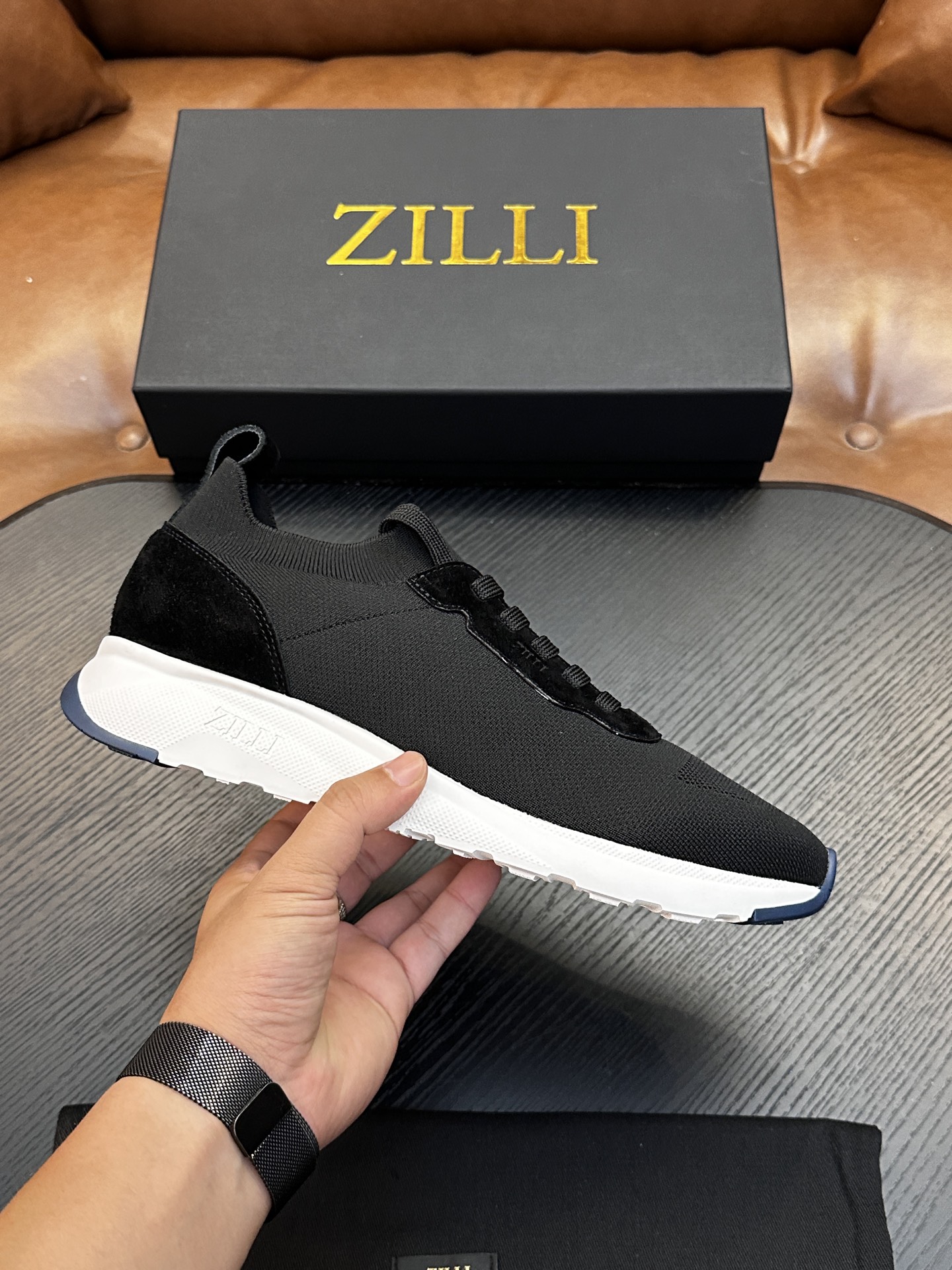 NO:889136,Zilli Italian men's handmade calfskin shoes are now available!  Each pair of shoes from this Italian handmade shoe brand has a simple and classic design, which is very comfortable and versatile!  It is not accurate to describe the Italian shoe brand Zilli as 'nouveau riche'. Although it is very young, its appearance and temperament are quite sophisticated, and it can even be said that it is well versed in the ways of the world. The upper material of this shoe is made of imported grained calfskin, and you can see very clear pores when you push it up from the back of the leather!  The inside is made of calf and will not slip or fade!  The outsole is made of rubber, which is light and comfortable on the foot!  The brand's special molded footbed has a layer of high-elastic foam in the middle of the insole that makes it easy to put on your feet. Exclusive private mold control, long-term availability!  Original box packaging, with shoe storage bag!  39 40 41 42 43 44,,cowhide19860909Zilli意大利男士手工小牛皮鞋出货！这个意大利纯手工鞋履品牌的每一双鞋设计简洁经典,上脚非常舒适百搭！ 用“新贵”来形容意大利鞋履品牌zilli,并不准确,尽管它很年轻,但呈现出的相貌和气质却相当老练,甚至可以说深谙世故之道. 此款鞋面面料采用进囗粒面摔纹小牛皮,从皮料反面顶起来会看到很清晰的毛孔！内里进囗小牛里,不打滑,不掉色！大底采用橡胶大底,上脚轻便舒适！品牌专用开模脚床,鞋垫中间有一层高弹泡棉上脚轻快.独家私模可控,长期有货！原盒包装,配鞋履收纳袋！39 40 41 42 43 44,,cowhide,Men's shoes