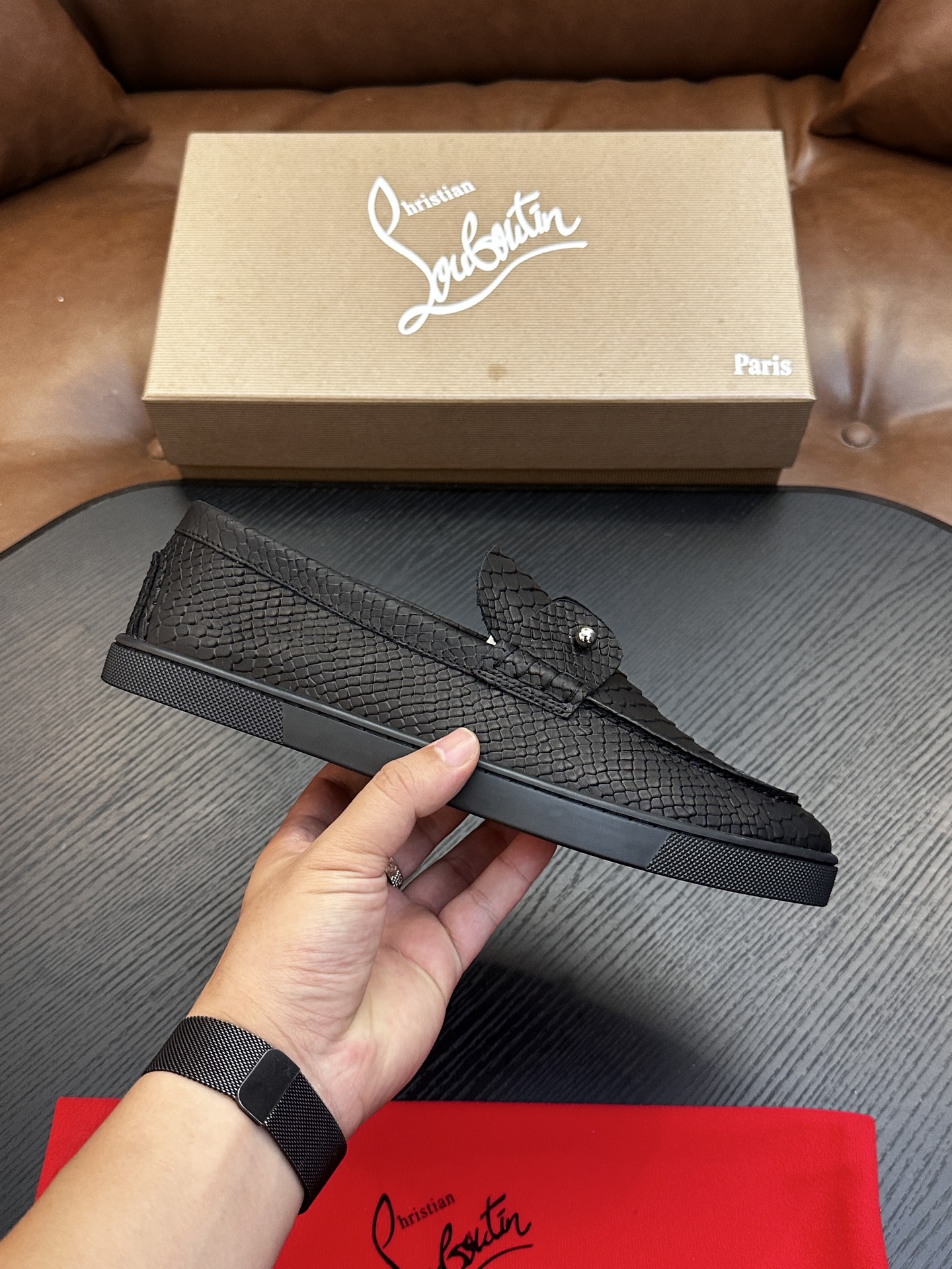 NO:888258,Christian Louboutin (red-soled shoes) Italian men's casual sneakers are shipped!  Each pair of shoes from this Italian handmade shoe brand has a simple and classic design, which is very comfortable and versatile!  The upper fabric of this shoe is made of imported cowhide, with high-end and comfortable cowhide lining!  The outsole is made of original rubber bottom sheets and is lined with cowhide!  Brand-specific molded footbed, exclusive private mold control! Original box packaging, with shoe storage bag!  39 40 41 42 43 44 (38 45 46 customized),,christian louboutin,cowhide19860909Christian Louboutin（红底鞋）意大利男士休闲板鞋出货！这个意大利纯手工鞋履品牌的每一双鞋设计简洁经典,上脚非常舒适百搭！ 此款鞋面面料采用进囗牛皮,高档舒适牛皮内里！大底采用原版橡胶底片组合成型,牛皮内里！品牌专用开模脚床,独家私模可控!原盒包装,配鞋履收纳袋！39 40 41 42 43 44（38 45 46定做）,,christian louboutin,cowhide,Men's shoes