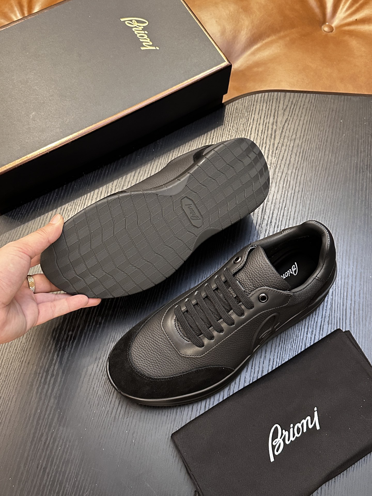 Brioni 官网同步男士运动鞋｜混合材质跑步鞋｜一体式设计Brioni缝纫标签｜融合纳帕皮侧饰带和品牌经典军团条纹｜这
