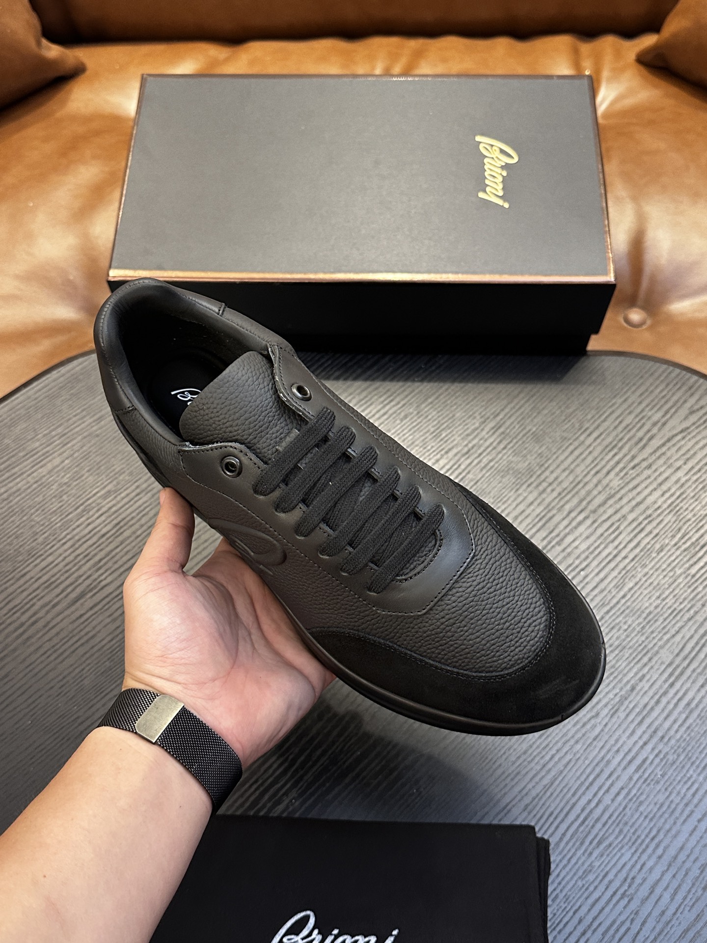 Brioni 官网同步男士运动鞋｜混合材质跑步鞋｜一体式设计Brioni缝纫标签｜融合纳帕皮侧饰带和品牌经典军团条纹｜这