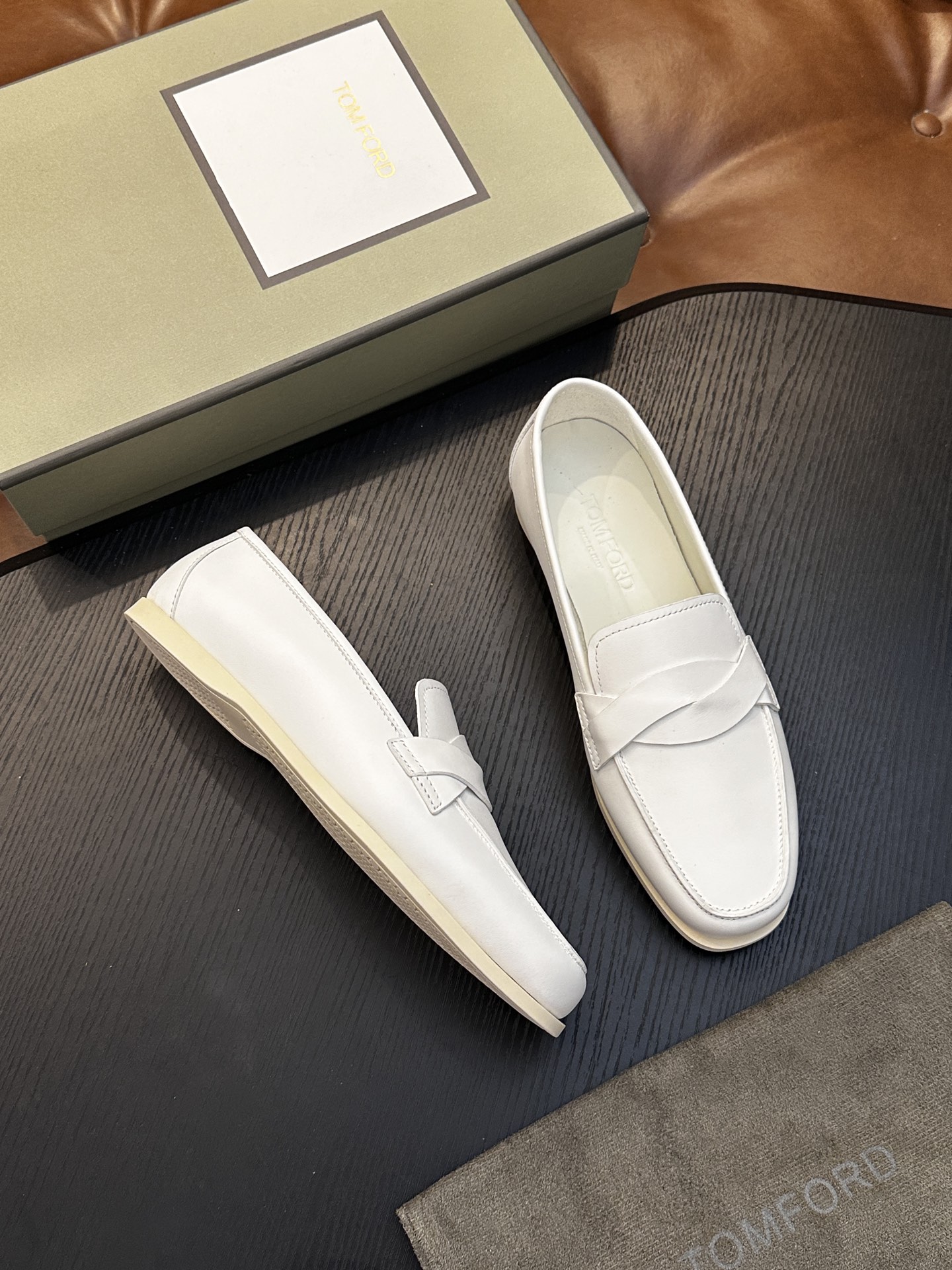 TOM FORD Cambridge 牛皮低帮运动鞋 本款运动鞋采用进口反绒小牛皮、对比边饰、圆头、正面系带、橡胶平底、 TOM FORD Cambridge 牛皮低帮运动鞋 本款运动鞋采用进口反绒小牛皮、对比边饰、圆头、正面系带、橡胶平底、