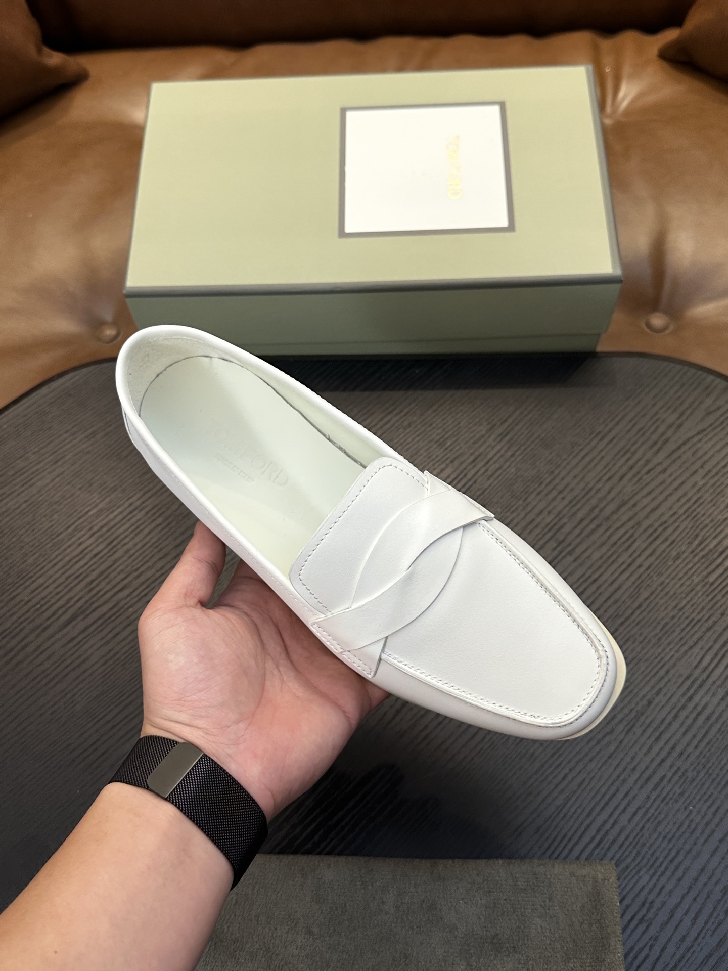 TOM FORD Cambridge 牛皮低帮运动鞋 本款运动鞋采用进口反绒小牛皮、对比边饰、圆头、正面系带、橡胶平底、 TOM FORD Cambridge 牛皮低帮运动鞋 本款运动鞋采用进口反绒小牛皮、对比边饰、圆头、正面系带、橡胶平底、