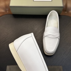 TOM FORD Cambridge 牛皮低帮运动鞋 本款运动鞋采用进口反绒小牛皮、对比边饰、圆头、正面系带、橡胶平底、 TOM FORD Cambridge 牛皮低帮运动鞋 本款运动鞋采用进口反绒小牛皮、对比边饰、圆头、正面系带、橡胶平底、