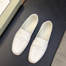 TOM FORD Cambridge 牛皮低帮运动鞋 本款运动鞋采用进口反绒小牛皮、对比边饰、圆头、正面系带、橡胶平底、 TOM FORD Cambridge 牛皮低帮运动鞋 本款运动鞋采用进口反绒小牛皮、对比边饰、圆头、正面系带、橡胶平底、