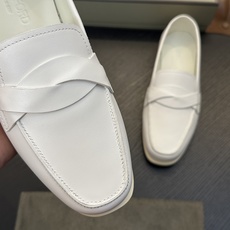 TOM FORD Cambridge 牛皮低帮运动鞋 本款运动鞋采用进口反绒小牛皮、对比边饰、圆头、正面系带、橡胶平底、 TOM FORD Cambridge 牛皮低帮运动鞋 本款运动鞋采用进口反绒小牛皮、对比边饰、圆头、正面系带、橡胶平底、