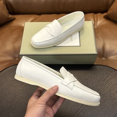TOM FORD Cambridge 牛皮低帮运动鞋 本款运动鞋采用进口反绒小牛皮、对比边饰、圆头、正面系带、橡胶平底、 TOM FORD Cambridge 牛皮低帮运动鞋 本款运动鞋采用进口反绒小牛皮、对比边饰、圆头、正面系带、橡胶平底、