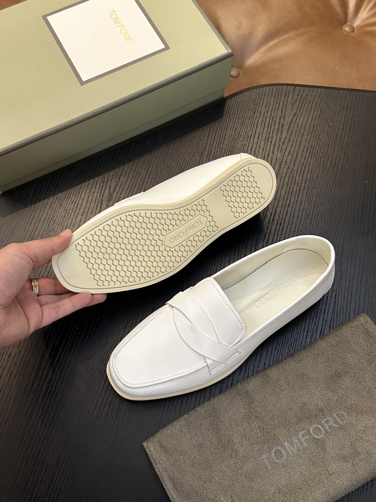 TOM FORD Cambridge 牛皮低帮运动鞋 本款运动鞋采用进口反绒小牛皮、对比边饰、圆头、正面系带、橡胶平底、 TOM FORD Cambridge 牛皮低帮运动鞋 本款运动鞋采用进口反绒小牛皮、对比边饰、圆头、正面系带、橡胶平底、