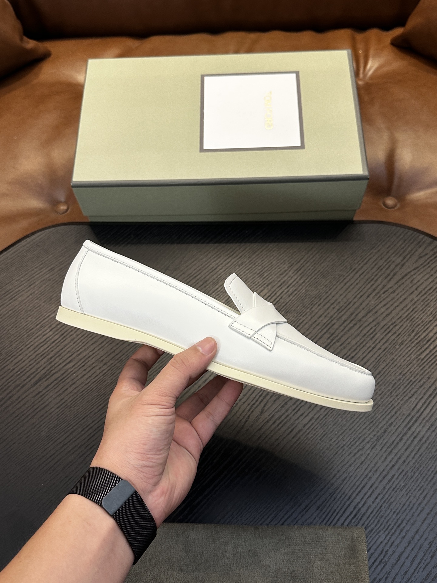 TOM FORD Cambridge 牛皮低帮运动鞋 本款运动鞋采用进口反绒小牛皮、对比边饰、圆头、正面系带、橡胶平底、