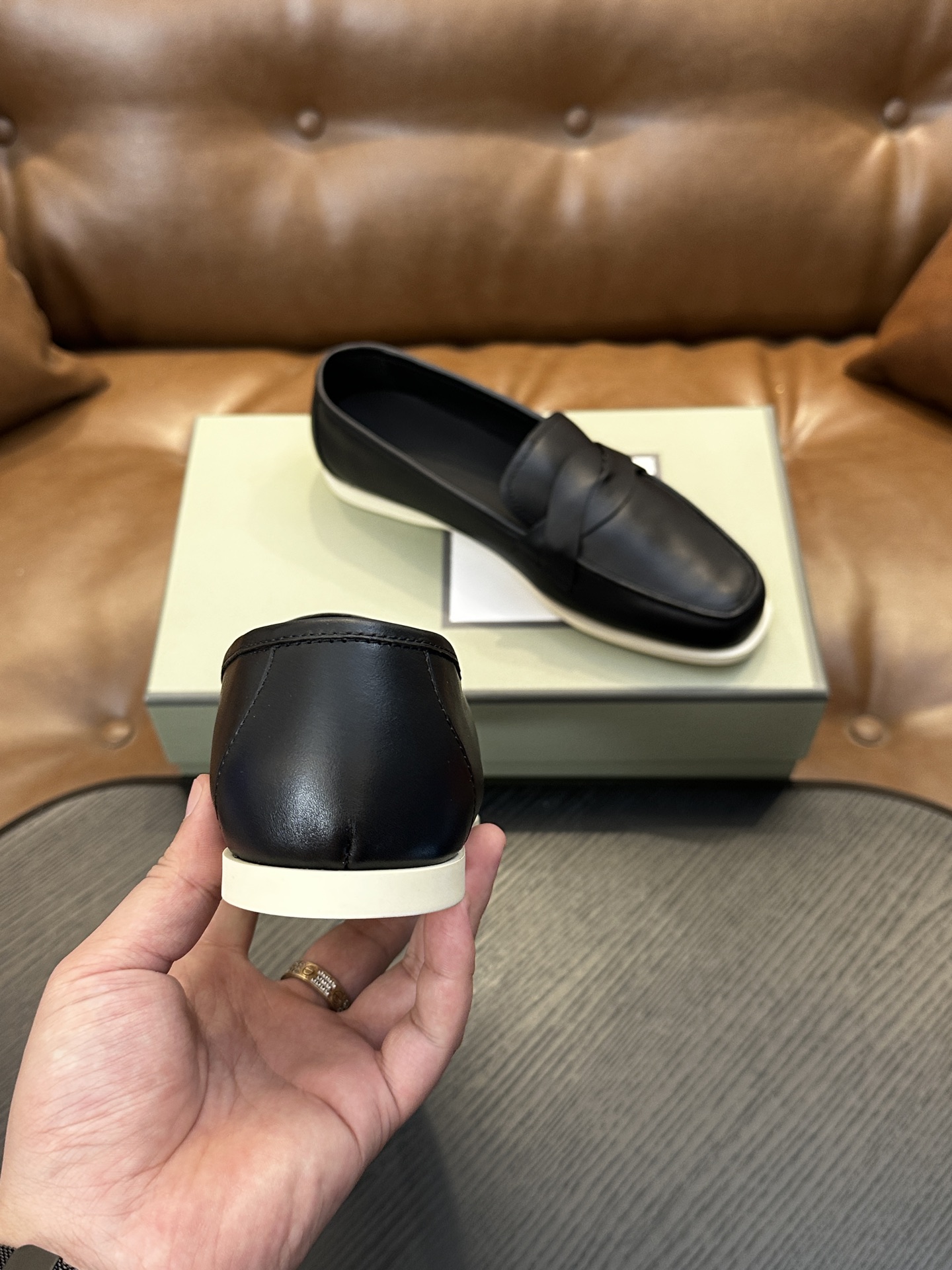 TOM FORD Cambridge 牛皮低帮运动鞋 本款运动鞋采用进口反绒小牛皮、对比边饰、圆头、正面系带、橡胶平底、