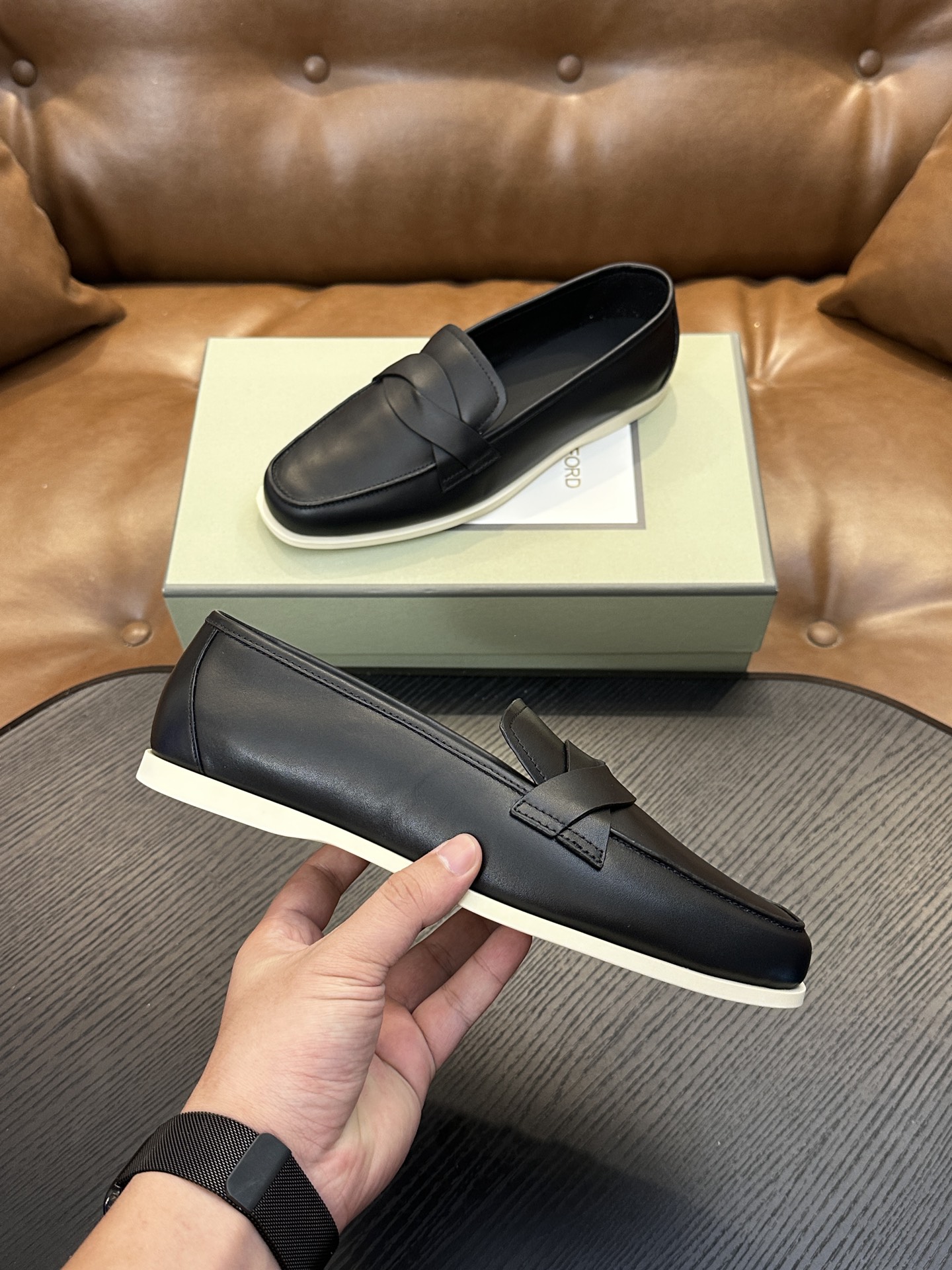 TOM FORD Cambridge 牛皮低帮运动鞋 本款运动鞋采用进口反绒小牛皮、对比边饰、圆头、正面系带、橡胶平底、