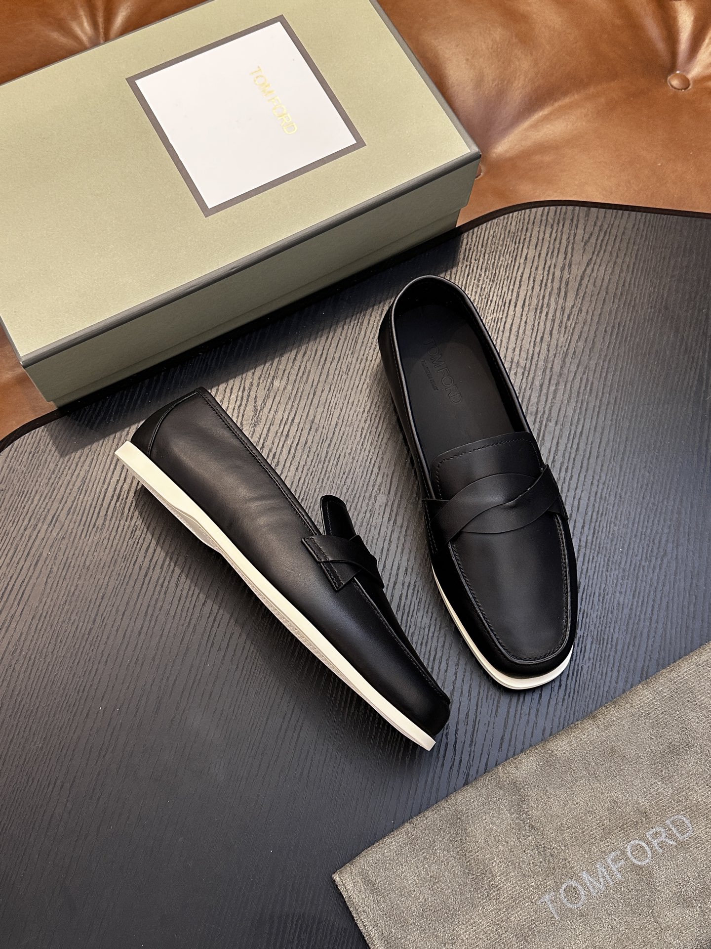 TOM FORD Cambridge 牛皮低帮运动鞋 本款运动鞋采用进口反绒小牛皮、对比边饰、圆头、正面系带、橡胶平底、