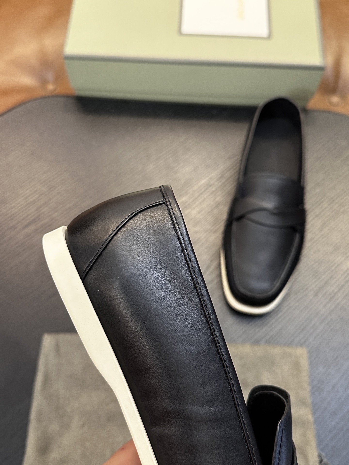 TOM FORD Cambridge 牛皮低帮运动鞋 本款运动鞋采用进口反绒小牛皮、对比边饰、圆头、正面系带、橡胶平底、