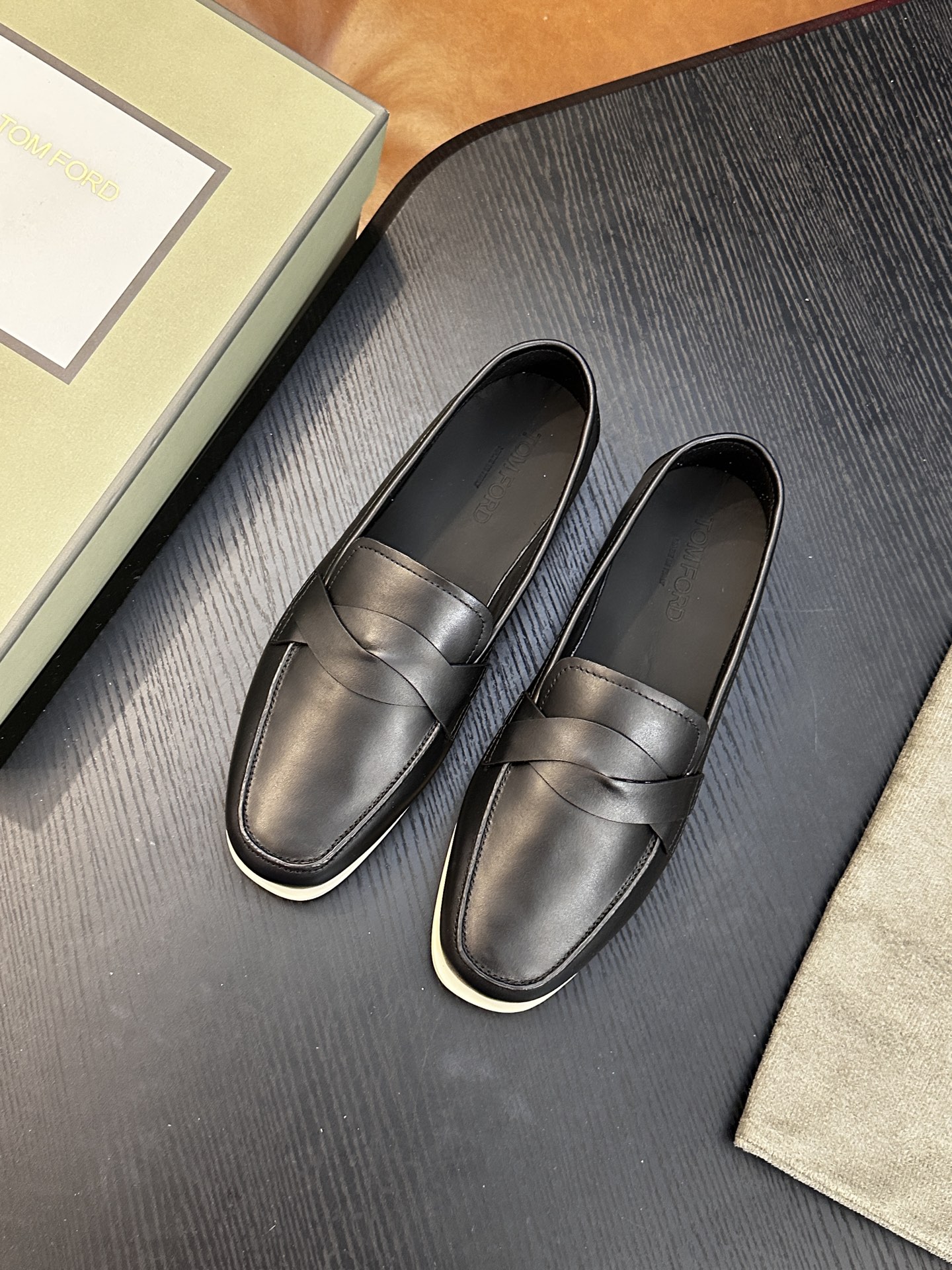TOM FORD Cambridge 牛皮低帮运动鞋 本款运动鞋采用进口反绒小牛皮、对比边饰、圆头、正面系带、橡胶平底、