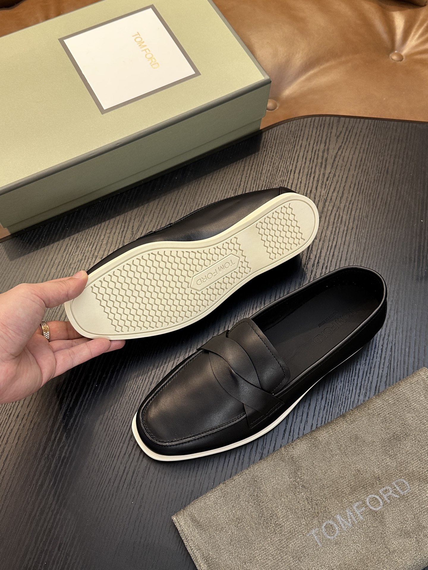 TOM FORD Cambridge 牛皮低帮运动鞋 本款运动鞋采用进口反绒小牛皮、对比边饰、圆头、正面系带、橡胶平底、