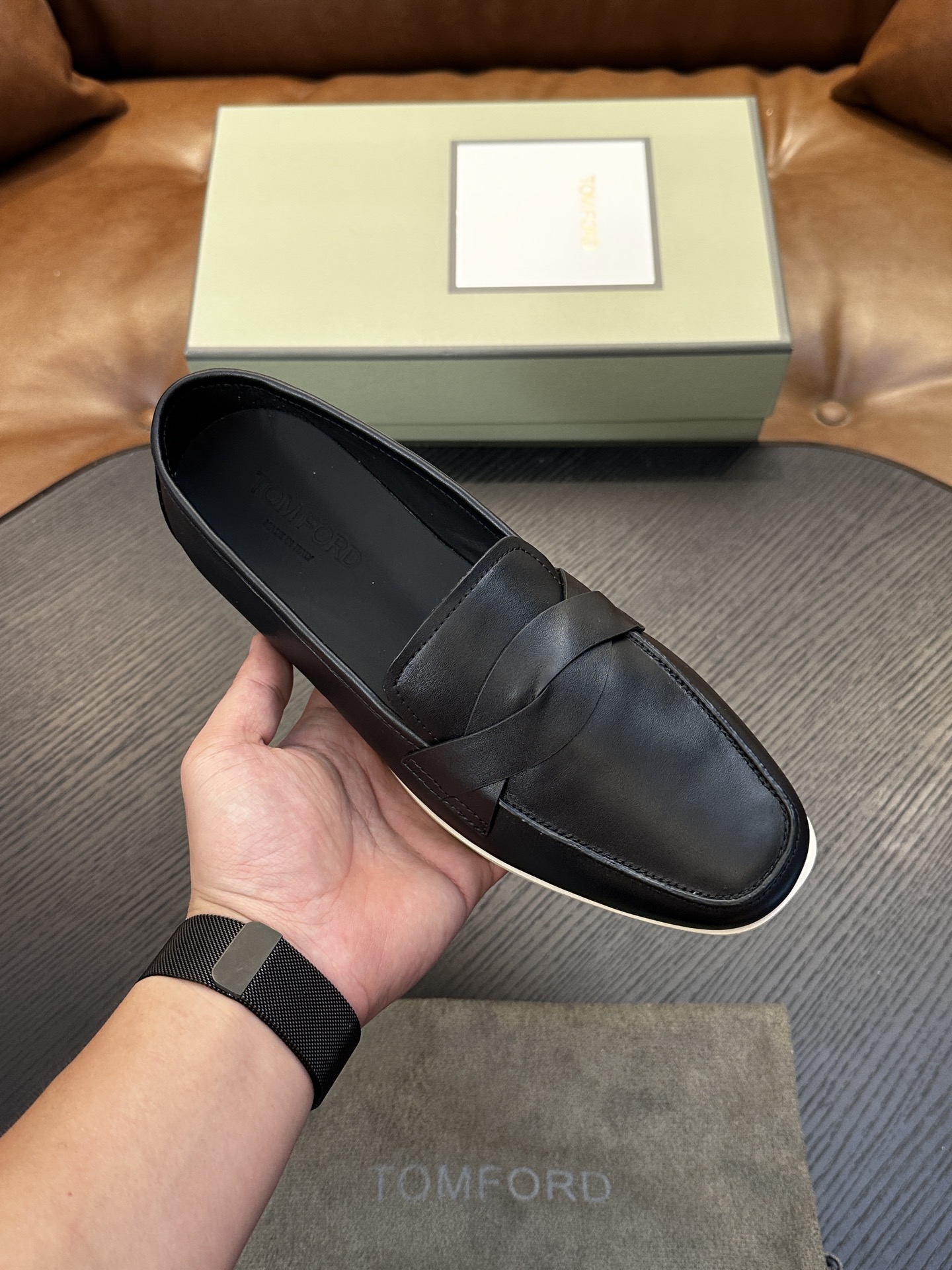 TOM FORD Cambridge 牛皮低帮运动鞋 本款运动鞋采用进口反绒小牛皮、对比边饰、圆头、正面系带、橡胶平底、