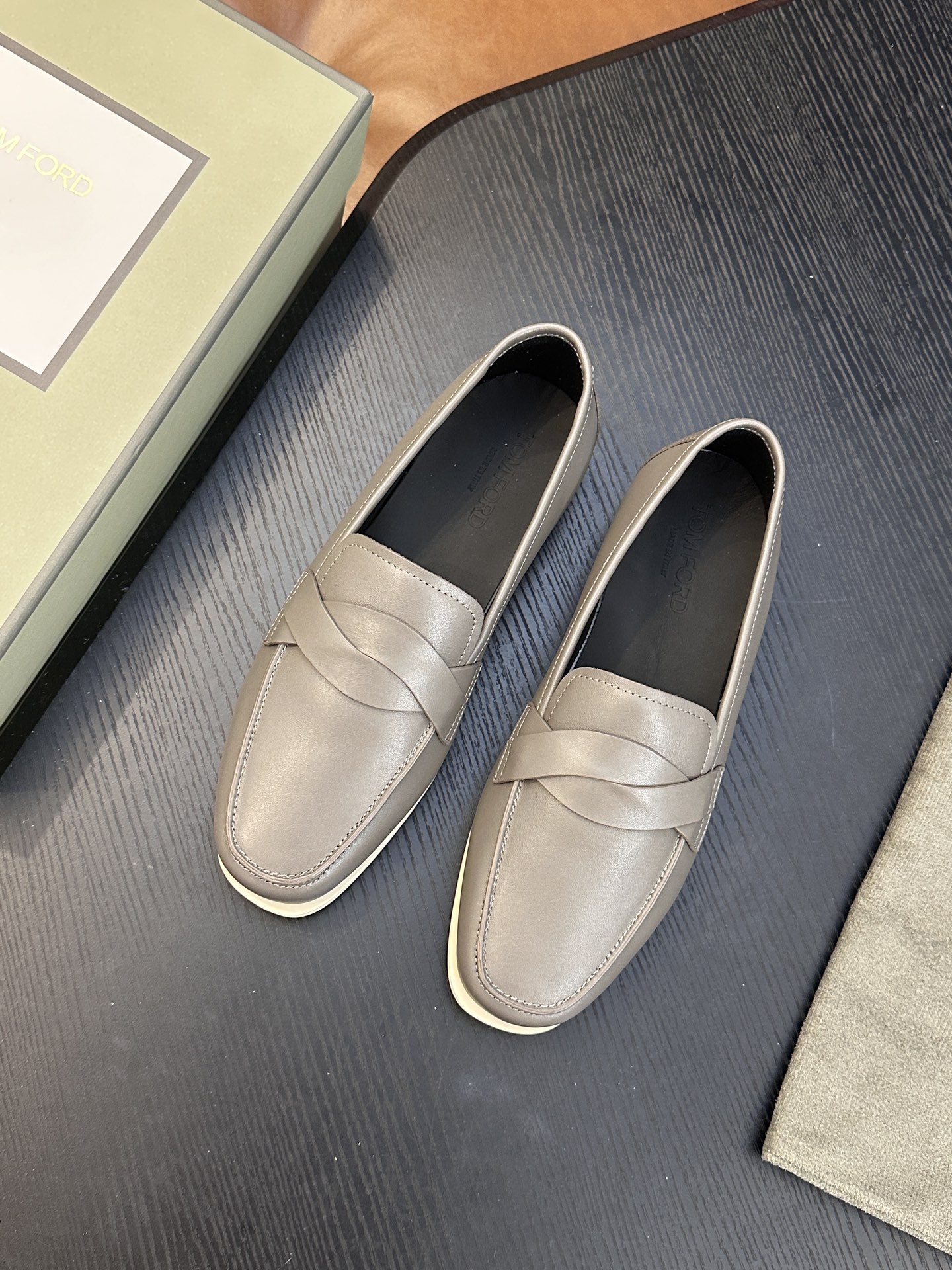 TOM FORD Cambridge 牛皮低帮运动鞋 本款运动鞋采用进口反绒小牛皮、对比边饰、圆头、正面系带、橡胶平底、