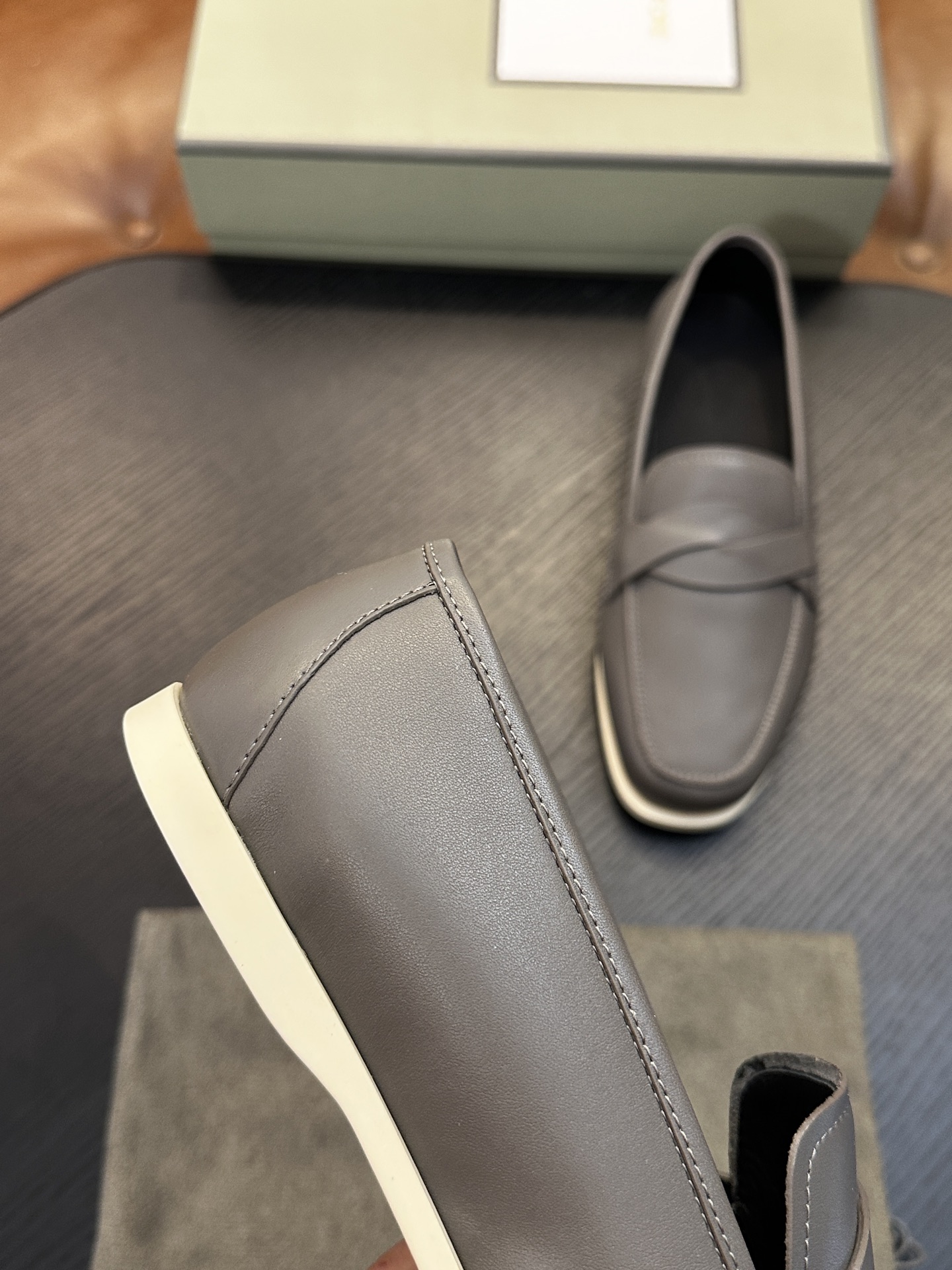 TOM FORD Cambridge 牛皮低帮运动鞋 本款运动鞋采用进口反绒小牛皮、对比边饰、圆头、正面系带、橡胶平底、