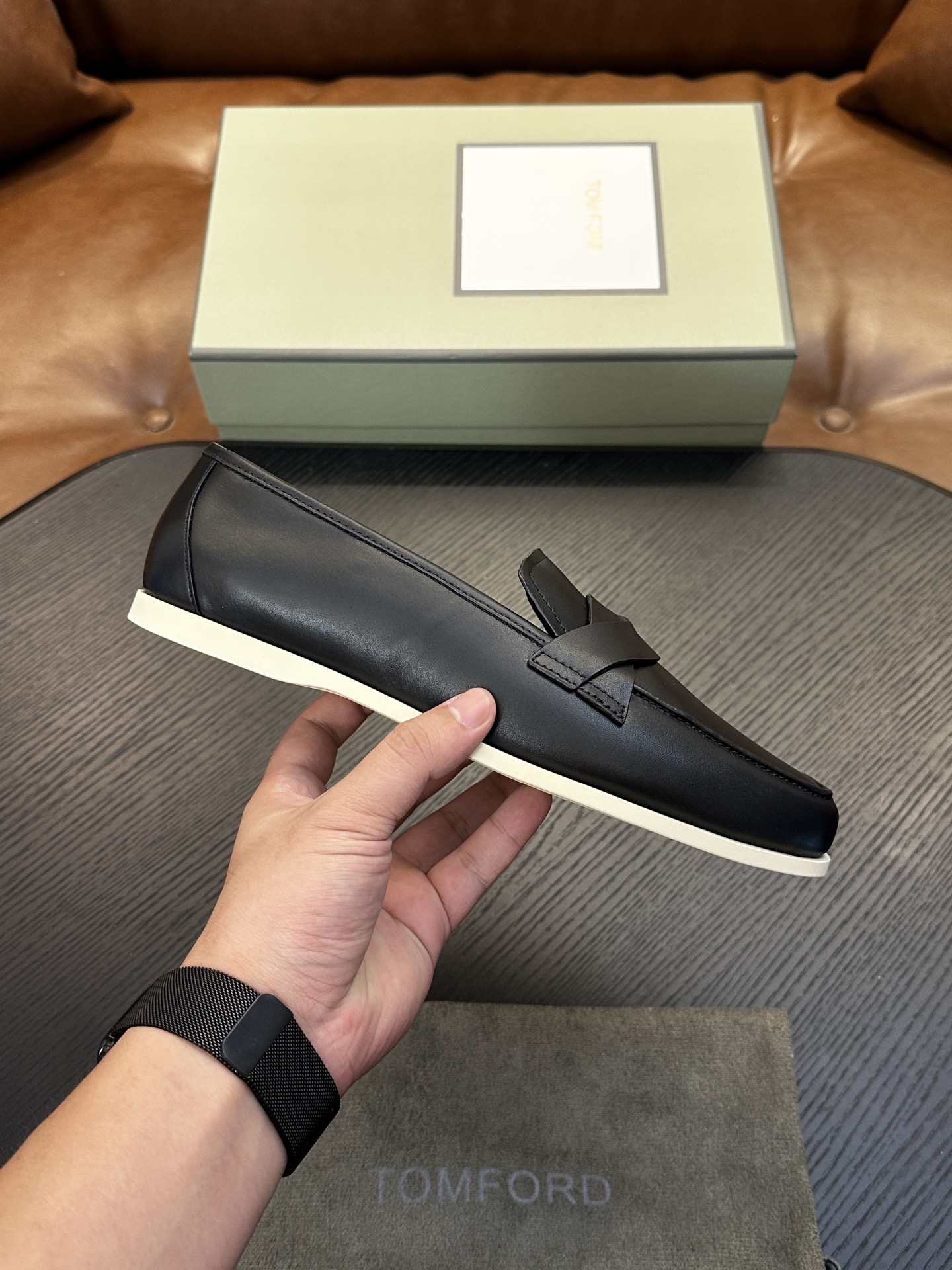 TOM FORD Cambridge 牛皮低帮运动鞋 本款运动鞋采用进口反绒小牛皮、对比边饰、圆头、正面系带、橡胶平底、