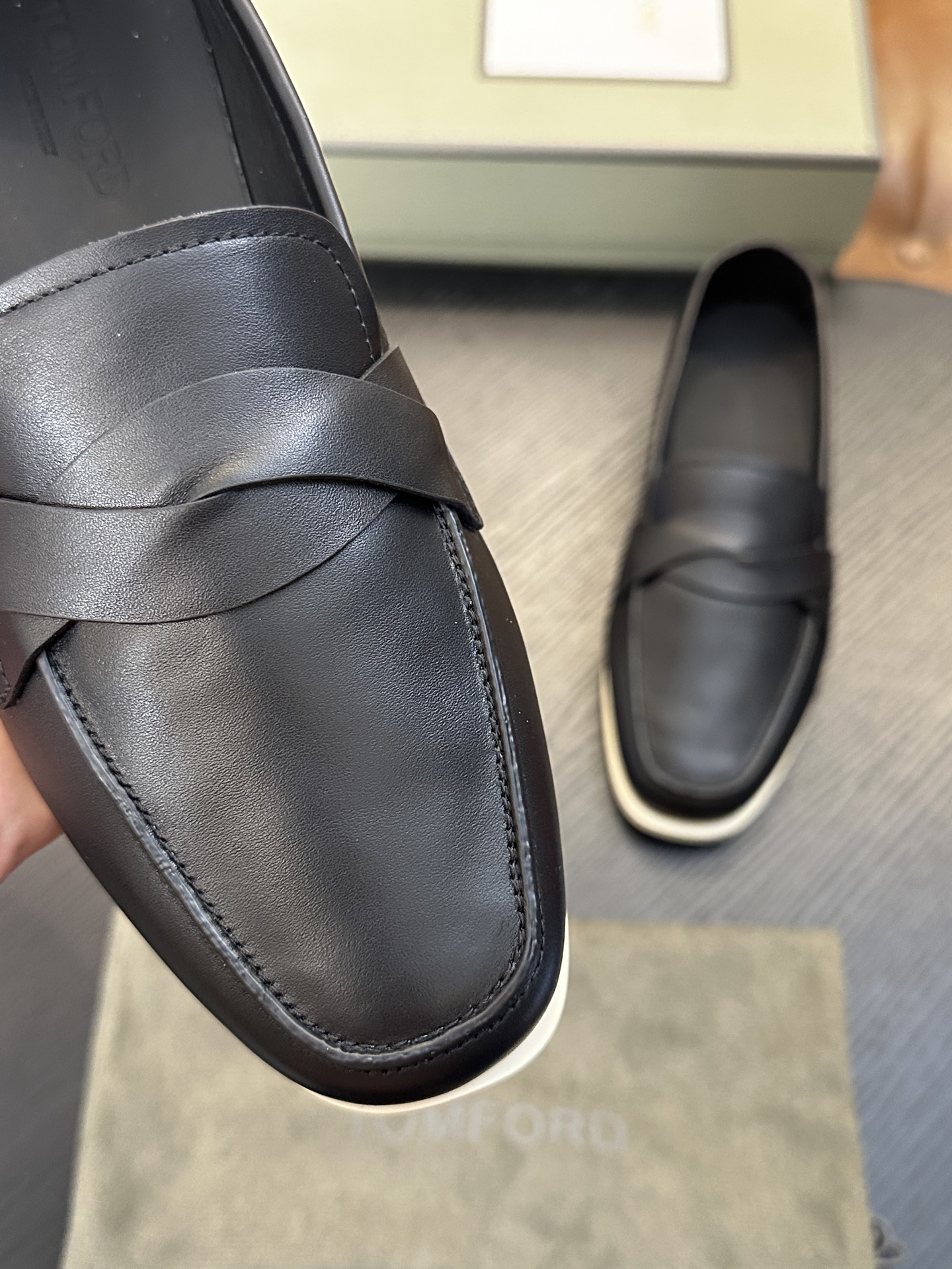 TOM FORD Cambridge 牛皮低帮运动鞋 本款运动鞋采用进口反绒小牛皮、对比边饰、圆头、正面系带、橡胶平底、