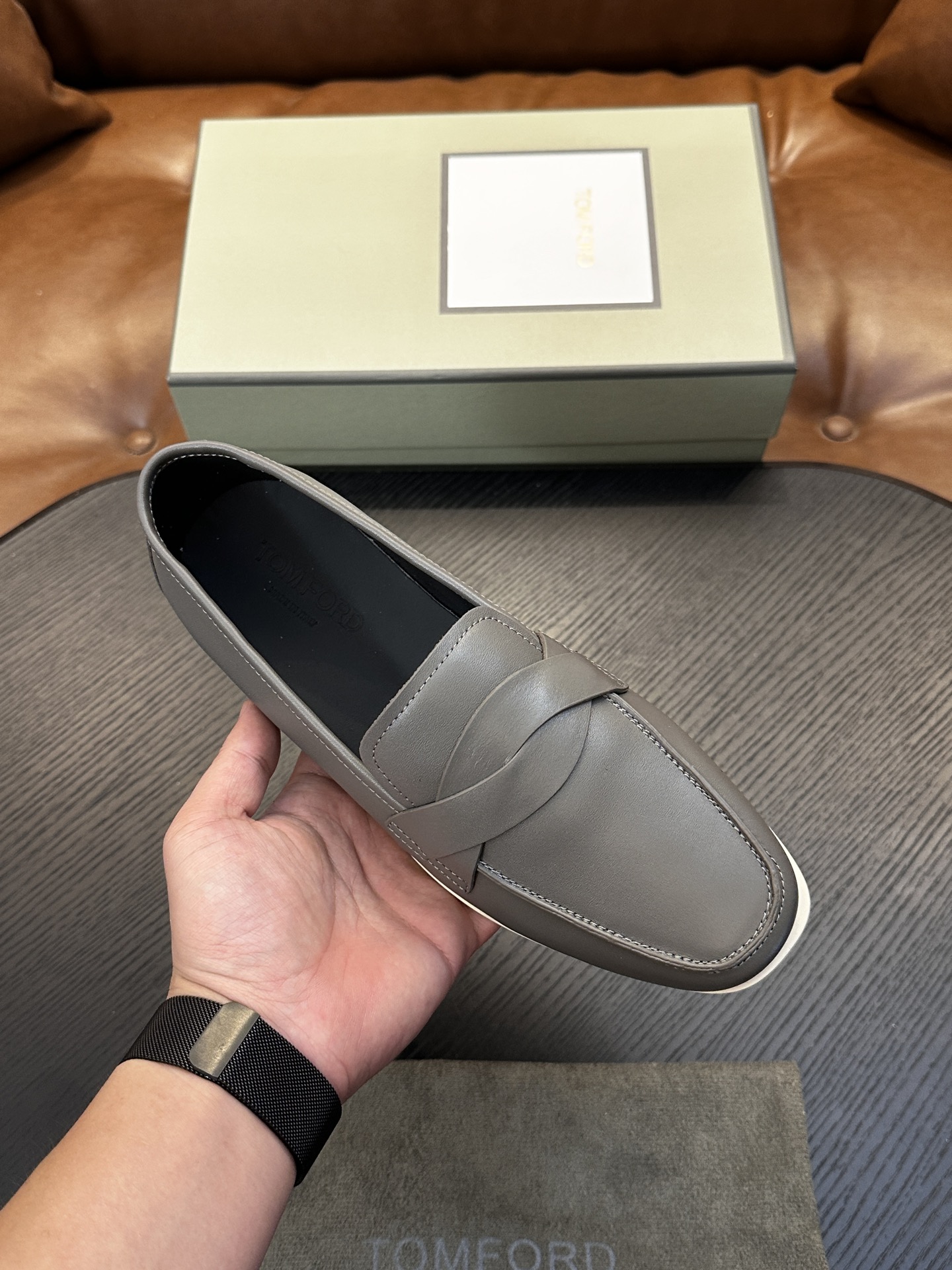 TOM FORD Cambridge 牛皮低帮运动鞋 本款运动鞋采用进口反绒小牛皮、对比边饰、圆头、正面系带、橡胶平底、