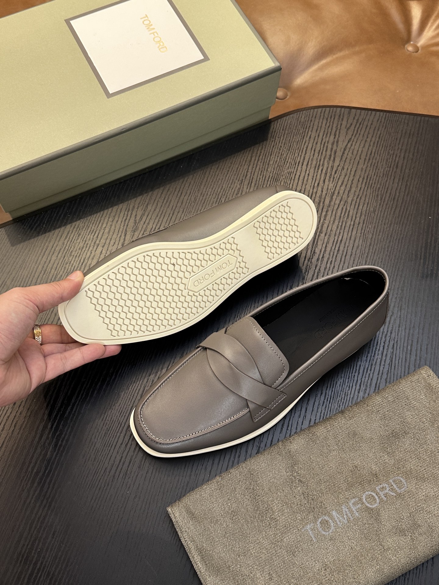 TOM FORD Cambridge 牛皮低帮运动鞋 本款运动鞋采用进口反绒小牛皮、对比边饰、圆头、正面系带、橡胶平底、