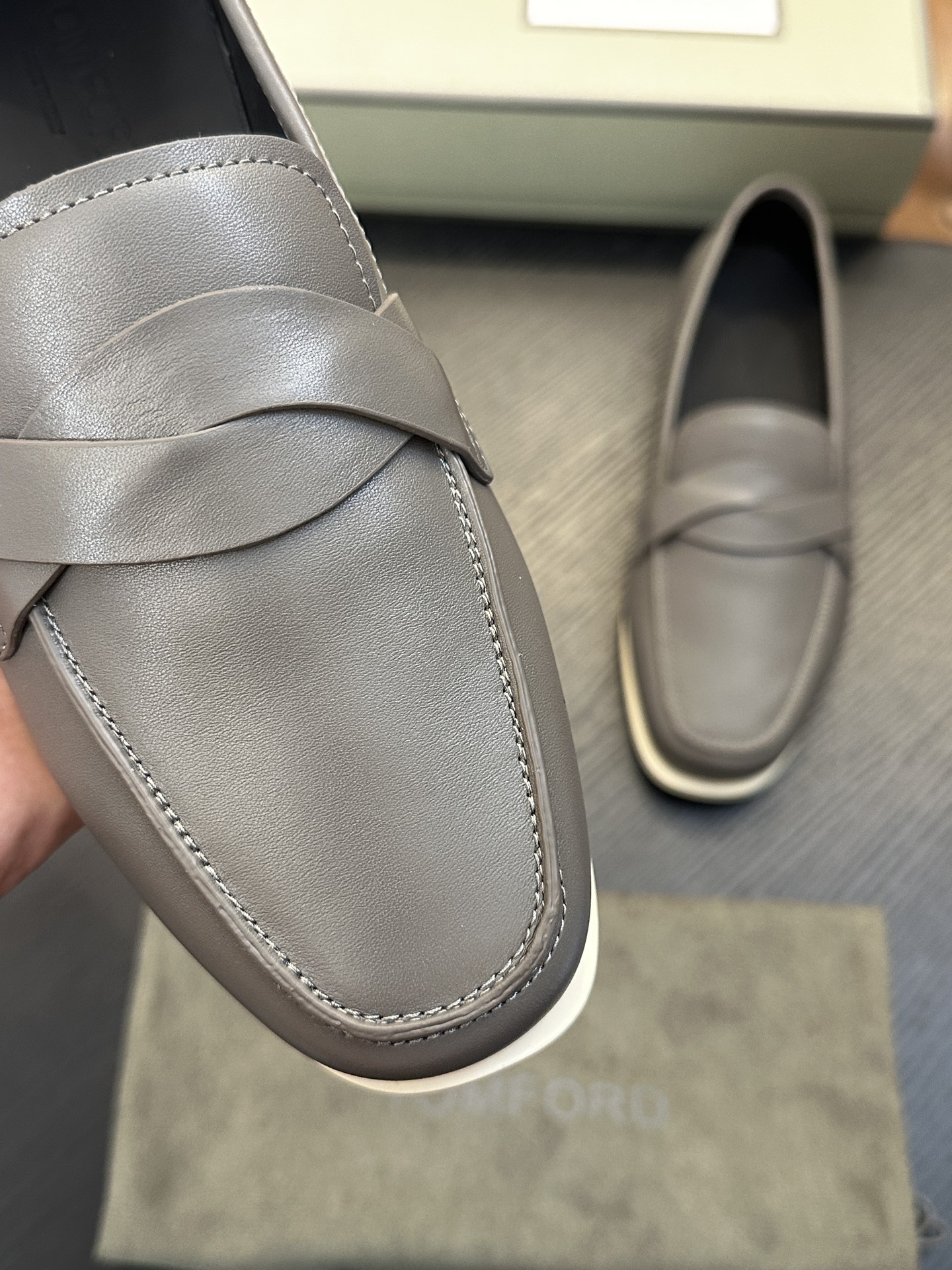 TOM FORD Cambridge 牛皮低帮运动鞋 本款运动鞋采用进口反绒小牛皮、对比边饰、圆头、正面系带、橡胶平底、