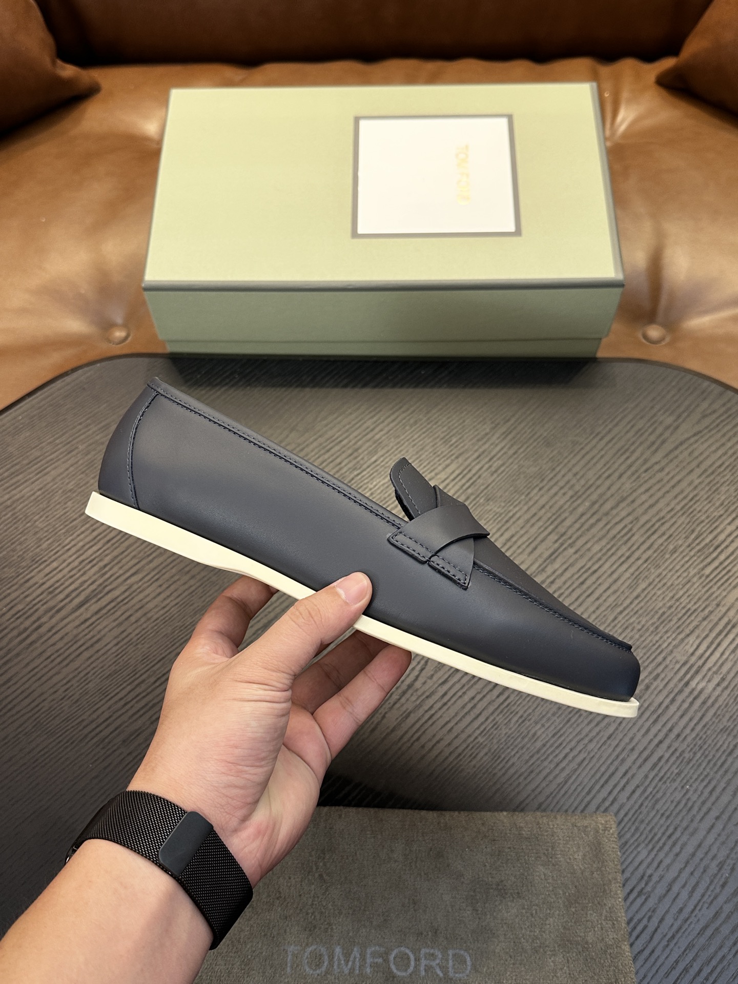 TOM FORD Cambridge 牛皮低帮运动鞋 本款运动鞋采用进口反绒小牛皮、对比边饰、圆头、正面系带、橡胶平底、