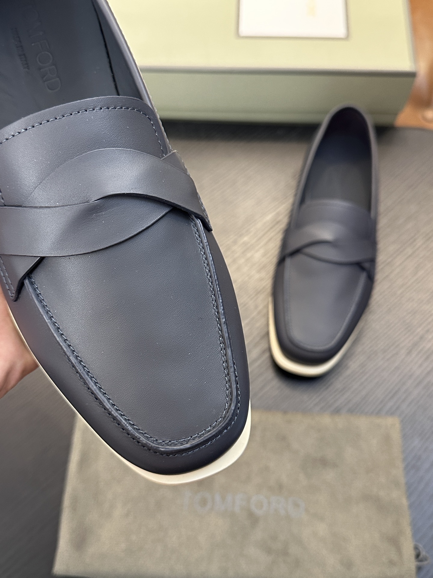 TOM FORD Cambridge 牛皮低帮运动鞋 本款运动鞋采用进口反绒小牛皮、对比边饰、圆头、正面系带、橡胶平底、
