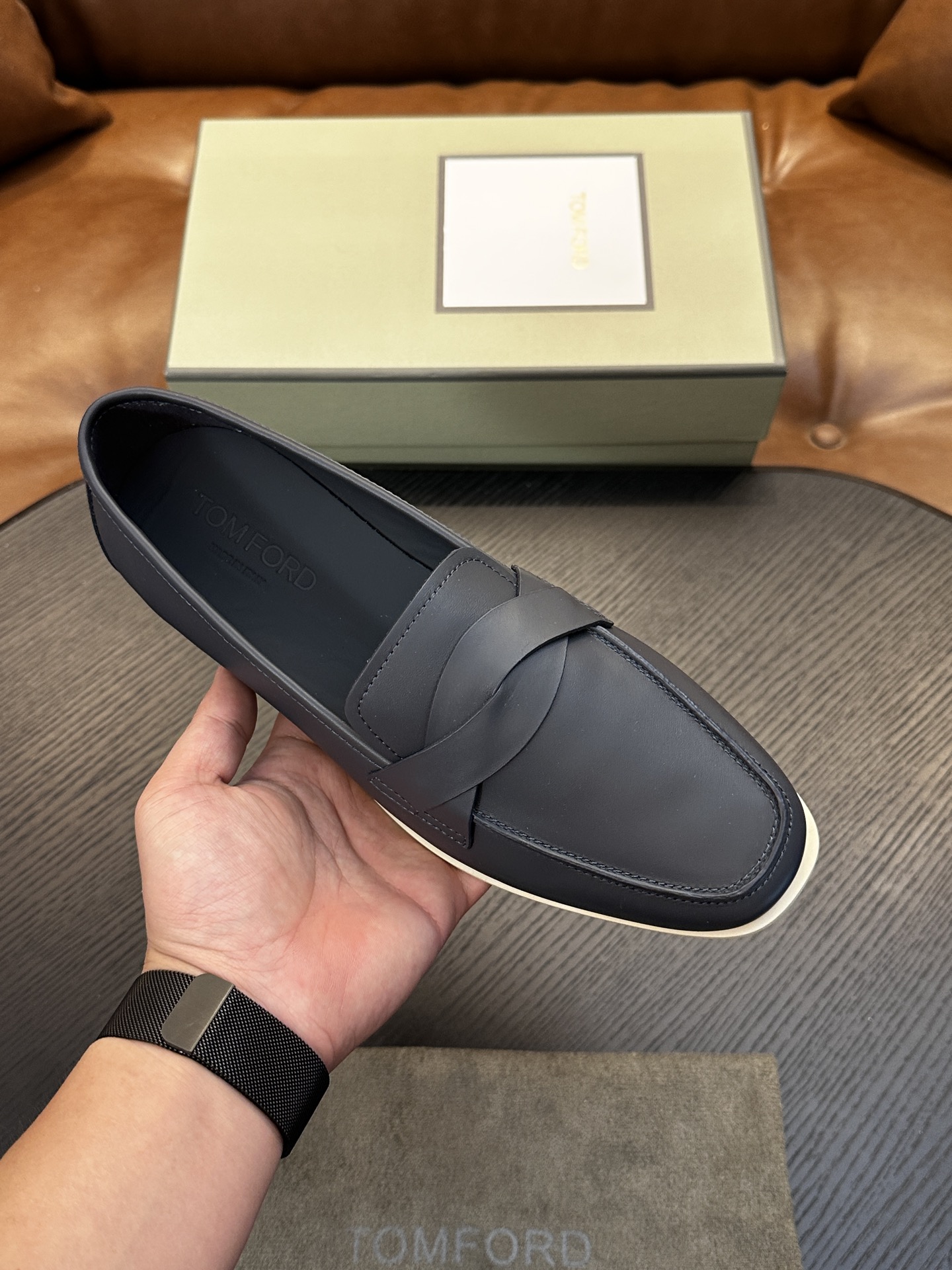 TOM FORD Cambridge 牛皮低帮运动鞋 本款运动鞋采用进口反绒小牛皮、对比边饰、圆头、正面系带、橡胶平底、