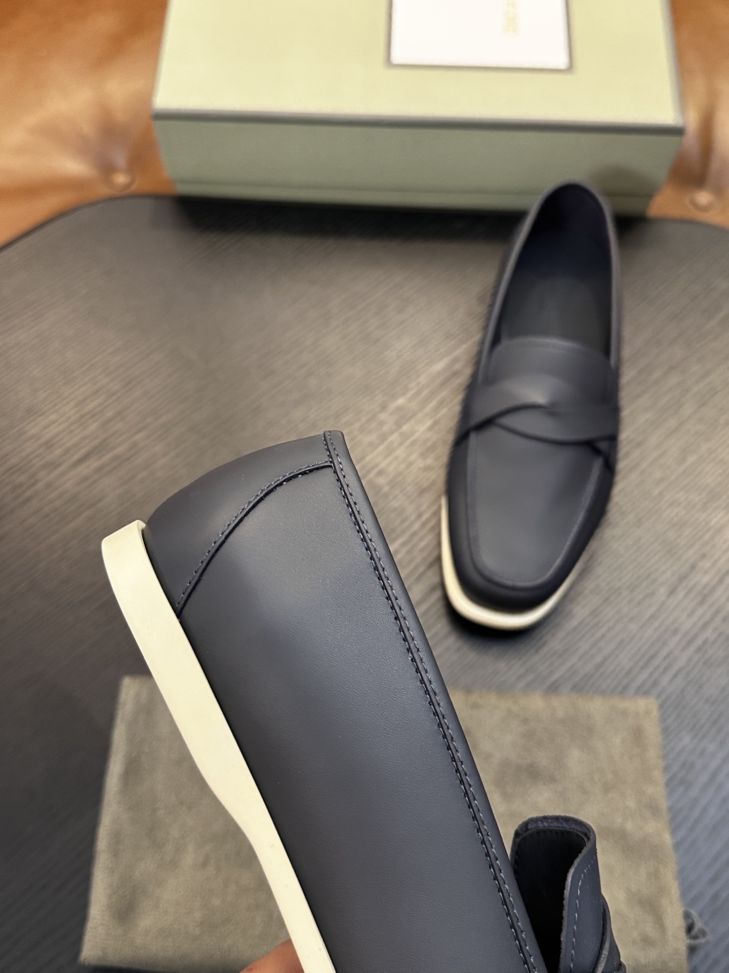 TOM FORD Cambridge 牛皮低帮运动鞋 本款运动鞋采用进口反绒小牛皮、对比边饰、圆头、正面系带、橡胶平底、