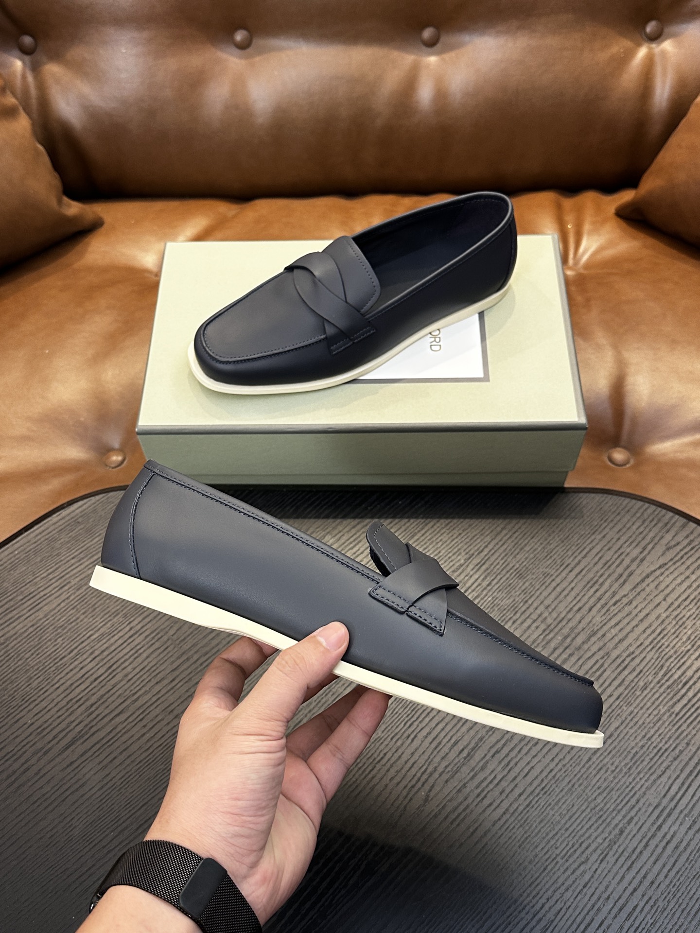 TOM FORD Cambridge 牛皮低帮运动鞋 本款运动鞋采用进口反绒小牛皮、对比边饰、圆头、正面系带、橡胶平底、