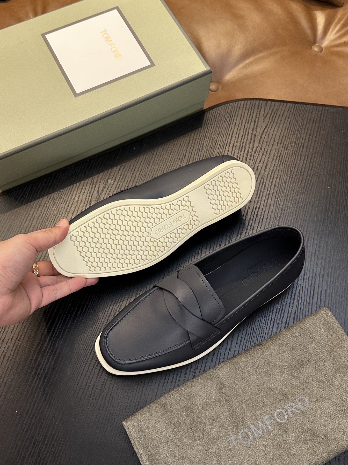 TOM FORD Cambridge 牛皮低帮运动鞋 本款运动鞋采用进口反绒小牛皮、对比边饰、圆头、正面系带、橡胶平底、